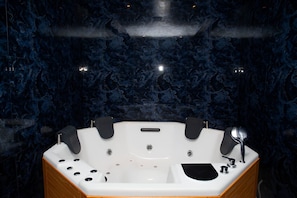 Junior Studio | Bathroom