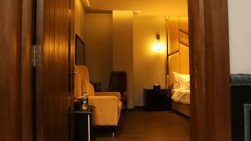 Tabla de planchar con plancha, cunas y ropa de cama