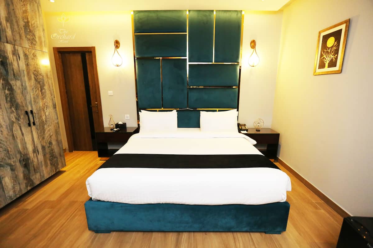 Deluxe kamer | Een strijkplank/strijkijzer, babybedden, beddengoed