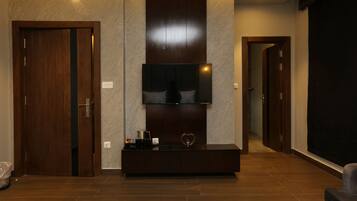 Tabla de planchar con plancha, cunas y ropa de cama