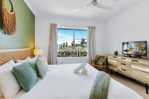 1 bedroom, iron/ironing board, travel cot, WiFi - Tropical Paradise Cairns - 9 Pools,Gym, & BBQ (Westcourt)
