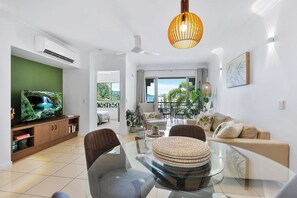 TV, books - Tropical Paradise Cairns - 9 Pools,Gym, & BBQ (Westcourt)