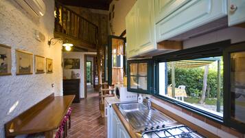 Frigorifero, microonde, piano cottura, macchina per tè/caffè