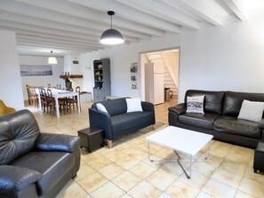 Fernseher, Kamin, Tischtennisplatte