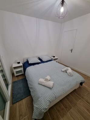 4 chambres, bureau, chambres insonorisées, fer et planche à repasser