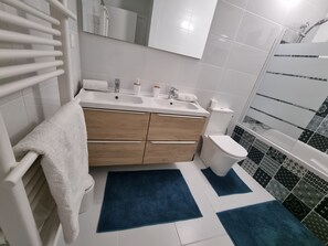 Shower, free toiletries, hair dryer, towels - Cosy house (Villepinte)