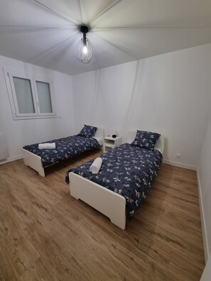 4 chambres, bureau, chambres insonorisées, fer et planche à repasser