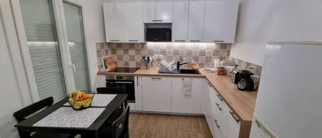 Réfrigérateur, micro-ondes, four, plaque de cuisson