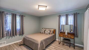 4 bedrooms, iron/ironing board, free WiFi, bed sheets