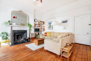 TV, fireplace - Treetops - Characterful flat with parking, close to beach (Falmouth)