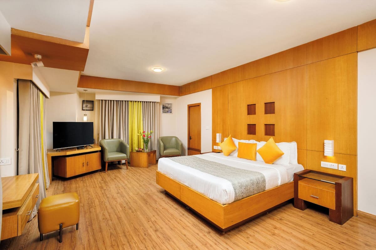Meadows Honeymoon Suite Luxury with Bath Tub | Soundproofing, WiFi (free)