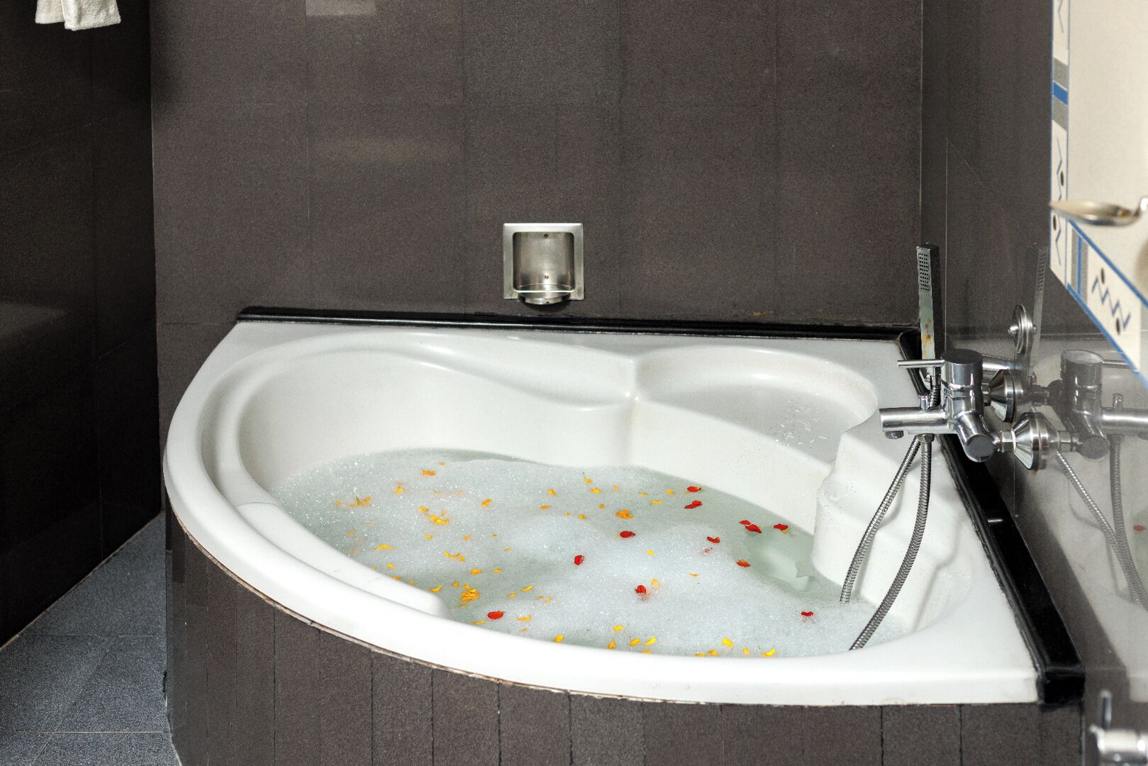 Meadows Honeymoon Suite Luxury with Bath Tub | Kylpyhuone