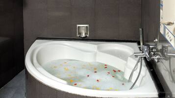 Meadows Honeymoon Suite Luxury with Bath Tub | Kylpyhuone