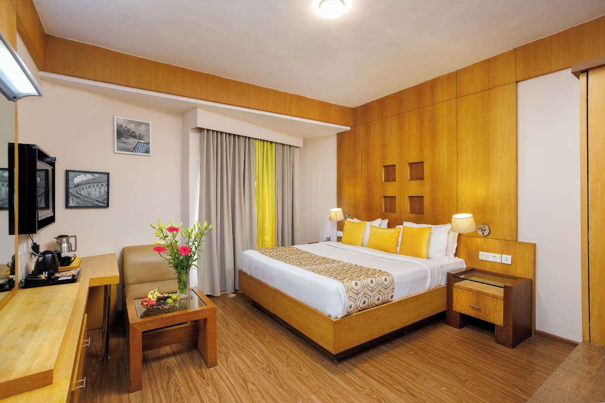 Meadows Honeymoon Suite with Bath Tub | Soundproofing, WiFi (free)