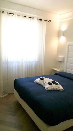 Frette Italian sheets, premium bedding, down duvets, pillow-top beds - Apartament CARPEDIEM in the Historical center, accessible by 59 steps At 650mt from the Cathedral (Amalfi)