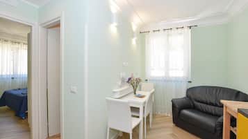 Monolocale Design | Area soggiorno | TV a schermo piatto 32 pollici con canali satellitari, TV