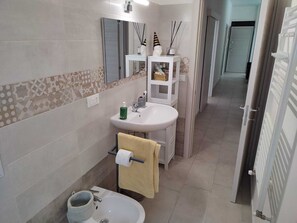 Shower, bidet - MarcoFanizzi Mansion (Conversano)