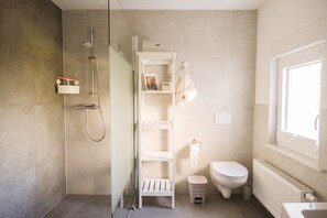 Badewanne, Haartrockner, Handtücher, Seife