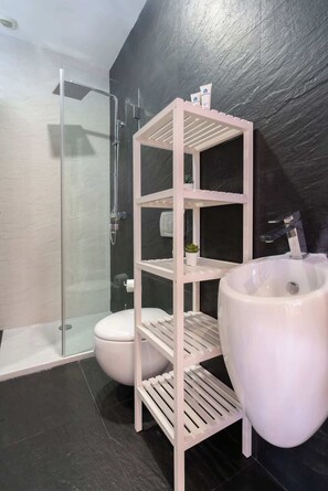 Een douche, een haardroger, handdoeken