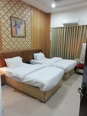 Habitación con 2 camas individuales | Tabla de planchar con plancha