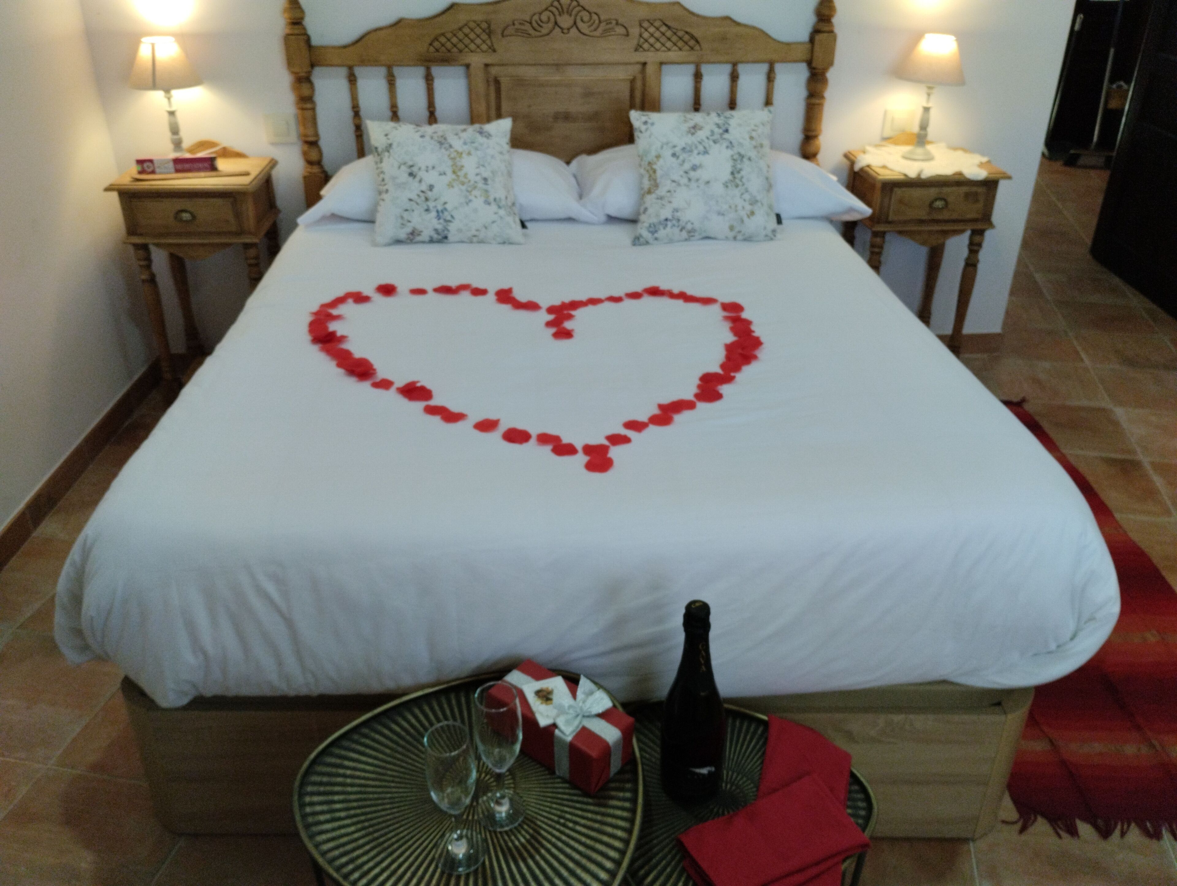 3 slaapkamers, een strijkplank/strijkijzer, reisbedje, beddengoed