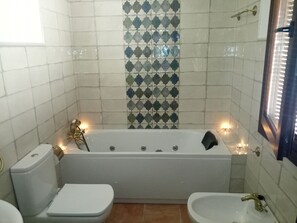 A bathroom with a bathtub, toilet, and bidet. - Casa Rural El Realengo special charm (Las Casas)