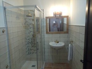 Bathtub, jetted tub, hair dryer, bidet