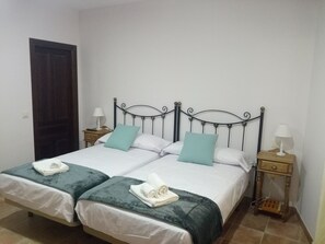 3 bedrooms, iron/ironing board, travel crib, bed sheets - Casa Rural El Realengo special charm (Las Casas)