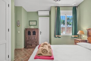 7 bedrooms, iron/ironing board, free WiFi, bed sheets