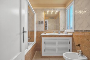 Bathtub, hair dryer, towels - Villa Arin - Beachside Family Home (Estepona)