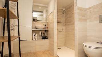 Douche, sĂšche-cheveux, serviettes fournies, shampoing