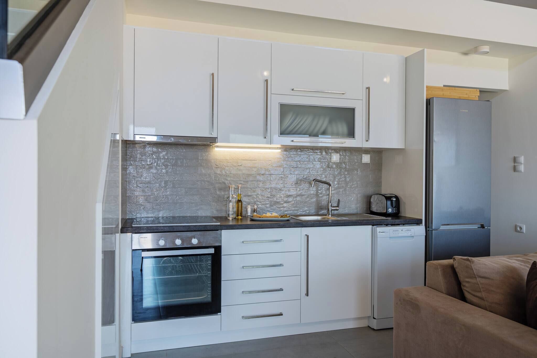 Een koelkast, een magnetron, een oven, een vaatwasser