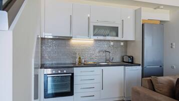 Een koelkast, een magnetron, een oven, een vaatwasser