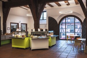 朝食 (ビ��ュッフェ)、毎日提供 (1 名様 10 EUR)