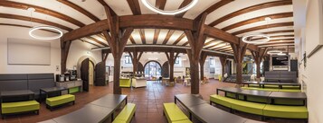 每日供应自助式早餐（每人 EUR 10）