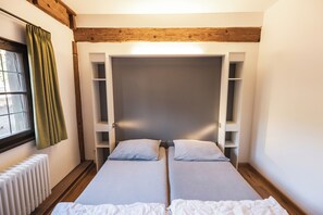 Hypo-allergenic bedding, desk, free WiFi, bed sheets - Jugendherberge Dinkelsbühl - Youth Hostel (Dinkelsbuehl)