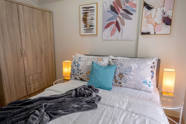 2 bedrooms, desk, iron/ironing board, WiFi
