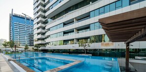 2 outdoor pools - KOHH – Studio in DAMAC Maison Canal Views (Dubai)