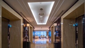 Elevator - KOHH – Studio in DAMAC Maison Canal Views (Dubai)