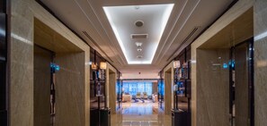 Elevator - KOHH – Studio in DAMAC Maison Canal Views (Dubai)