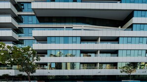 2 outdoor pools - KOHH – Studio in DAMAC Maison Canal Views (Dubai)