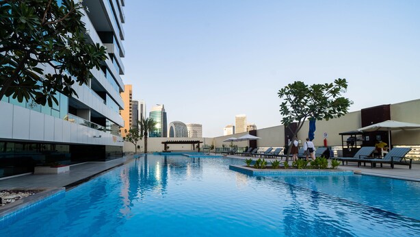 2 outdoor pools - KOHH – Studio in DAMAC Maison Canal Views (Dubai)