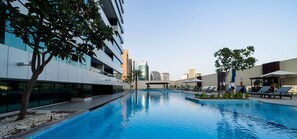 2 outdoor pools - KOHH – Studio in DAMAC Maison Canal Views (Dubai)