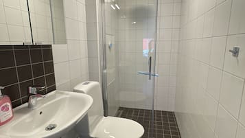 Cabaña Deluxe, 3 habitaciones, vista al jardín | Baño | Regadera, secadora de cabello, jabón, shampoo