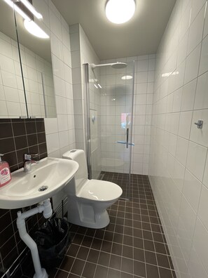 Deluxe Cabin, 3 Bedrooms, Garden View | Bilik Mandi | Pancuran mandi, pengering rambut, sabun, syampu 