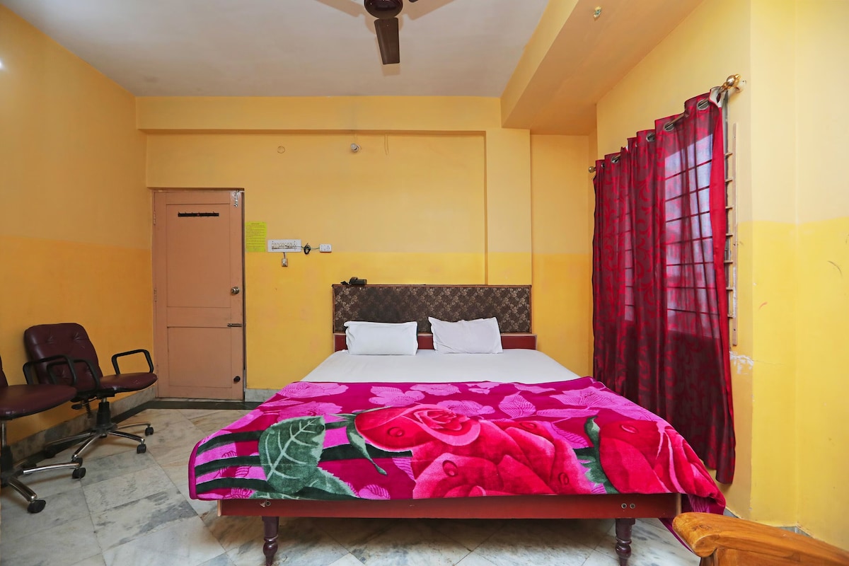 Une chambre à coucher avec un lit, une chaise, un bureau et une porte.