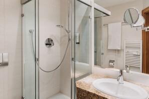 Twin Room, 1 Bedroom, Non Smoking | Bathroom | Shower, hair dryer, towels - Altstadthotel Arch (Regensburg)