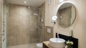 Superior-Doppelzimmer, 1 Schlafzimmer, Nichtraucher | Badezimmer | Dusche, Haartrockner, Handtücher