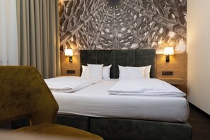 Deluxe Double Room, 1 Bedroom, Non Smoking | Hypo-allergenic bedding, individually decorated, desk, soundproofing - Altstadthotel Arch (Regensburg)