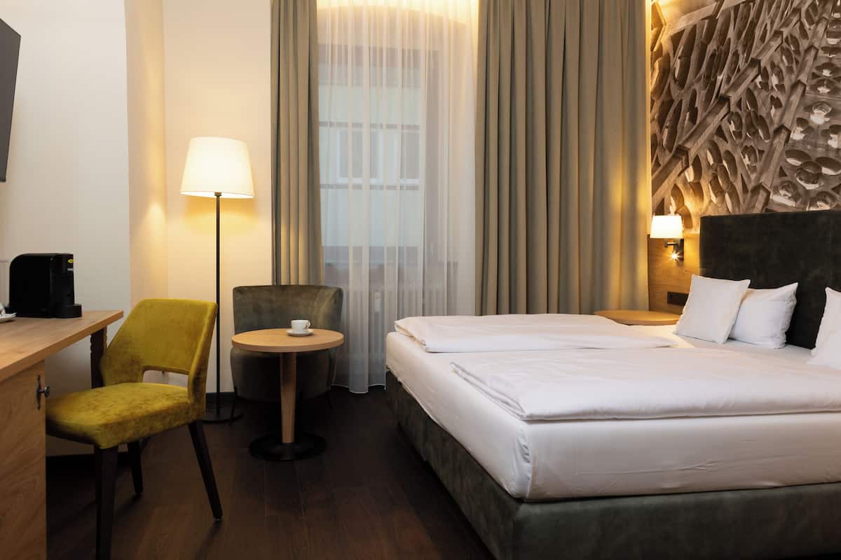 Deluxe Double Room, 1 Bedroom, Non Smoking | Hypo-allergenic bedding, individually decorated, desk, soundproofing